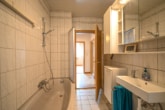 Gut geschnittenes 2-Familienhaus mit Garage, Carport, Garten und Keller! - Badezimmer EG