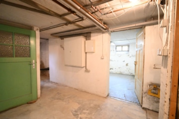 Gut geschnittenes 2-Familienhaus mit Garage, Carport, Garten und Keller! - Flur KG (638362)