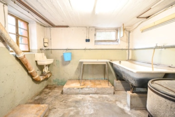 Gut geschnittenes 2-Familienhaus mit Garage, Carport, Garten und Keller! - Waschküche KG (638354)