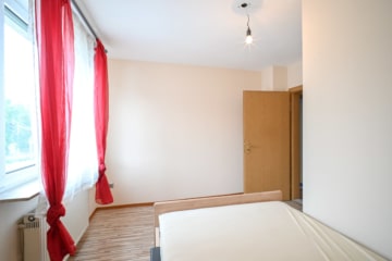 Gut geschnittenes 2-Familienhaus mit Garage, Carport, Garten und Keller! - Schlafzimmer 1 OG (638329)