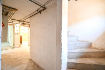 Gut geschnittenes 2-Familienhaus mit Garage, Carport, Garten und Keller! - Flur KG (638364)