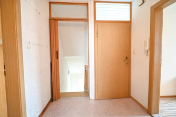 Gut geschnittenes 2-Familienhaus mit Garage, Carport, Garten und Keller! - Flur OG (638339)