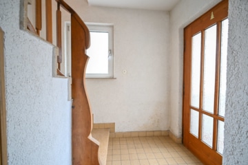 Gut geschnittenes 2-Familienhaus mit Garage, Carport, Garten und Keller! - Diele EG (638341)