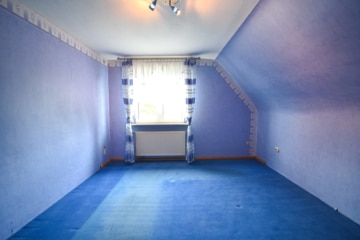 Gut geschnittenes 2-Familienhaus mit Garage, Carport, Garten und Keller! - Schlafzimmer 2 OG (638330)