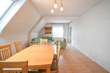 Gut geschnittenes 2-Familienhaus mit Garage, Carport, Garten und Keller! - Wohn- und Essbereich OG (638326)