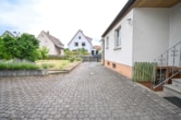 Gut geschnittenes 2-Familienhaus mit Garage, Carport, Garten und Keller! - Hofeinfahrt