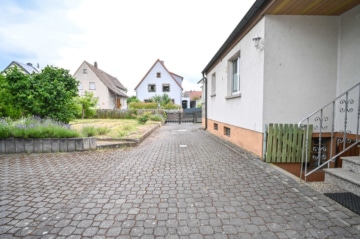 Gut geschnittenes 2-Familienhaus mit Garage, Carport, Garten und Keller! - Hofeinfahrt (638363)