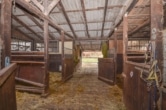 Teil der Pferdeboxen - DIETZ: Reitgelände mit Stallungen für 13 Pferdeboxen auf 1,5 ha zu vermieten! Nur 20 Min von FFM!
