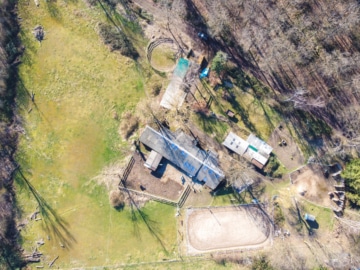 DIETZ: Reitgelände mit Stallungen für 13 Pferdeboxen auf 1,5 ha zu vermieten! Nur 20 Min von FFM! - Luftbild (666299)