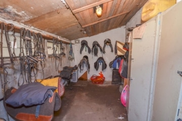 DIETZ: Reitgelände mit Stallungen für 13 Pferdeboxen auf 1,5 ha zu vermieten! Nur 20 Min von FFM! - Sattelkammer (666330)