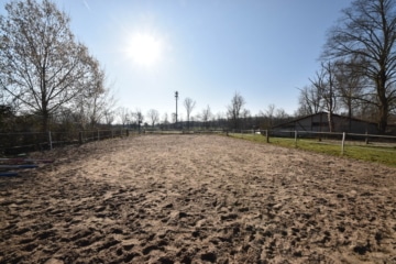 DIETZ: Reitgelände mit Stallungen für 13 Pferdeboxen auf 1,5 ha zu vermieten! Nur 20 Min von FFM! - Reitplatz (666303)