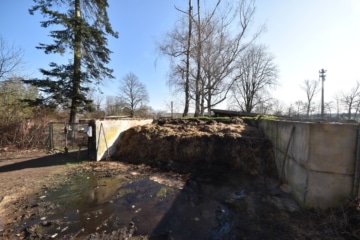 DIETZ: Reitgelände mit Stallungen für 13 Pferdeboxen auf 1,5 ha zu vermieten! Nur 20 Min von FFM! - Mistlagerplatz (666340)