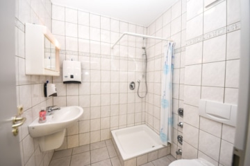 DIETZ: Neu renovierte Büroetage im ersten Obergeschoss zu vermieten! Gewerbegebiet Babenhausen! - Damen-WC mit Dusche (650691)