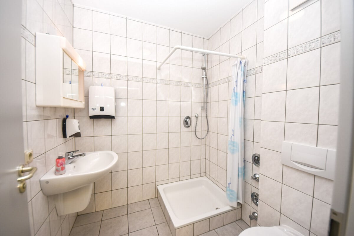 Damen-WC mit Dusche