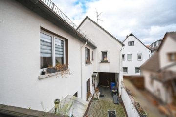 Einfamilienhaus mit Terrasse und Hofbereich in Großostheim! - Außenansicht (641963)