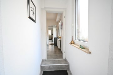 Einfamilienhaus mit Terrasse und Hofbereich in Großostheim! - Flur EG (641974)