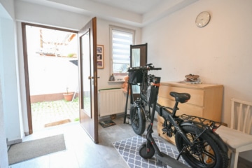 Einfamilienhaus mit Terrasse und Hofbereich in Großostheim! - Diele (641976)