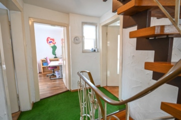 Einfamilienhaus mit Terrasse und Hofbereich in Großostheim! - Flur OG (641990)