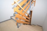 Treppenhaus - DIETZ: Modernisierte 3-Zimmer-Dachgeschosswohnung mit moderner Einbauküche und Balkon!