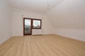 Wohnzimmer mit Balkon - DIETZ: Modernisierte 3-Zimmer-Dachgeschosswohnung mit moderner Einbauküche und Balkon!