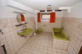 Keller 2 mit Bad und Waschmaschinenanschluss - DIETZ: Modernisierte 3-Zimmer-Dachgeschosswohnung mit moderner Einbauküche und Balkon!