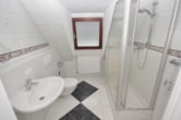 Tageslichtbad - DIETZ: Modernisierte 3-Zimmer-Dachgeschosswohnung mit moderner Einbauküche und Balkon!