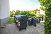Mülltonnenstellplatz - DIETZ: TOP-Modernisierte 2-Zimmer-Wohnung im 3. Obergeschoss mit Balkon und Kellerraum