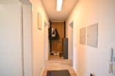 Flur - DIETZ: TOP-Modernisierte 2-Zimmer-Wohnung im 3. Obergeschoss mit Balkon und Kellerraum