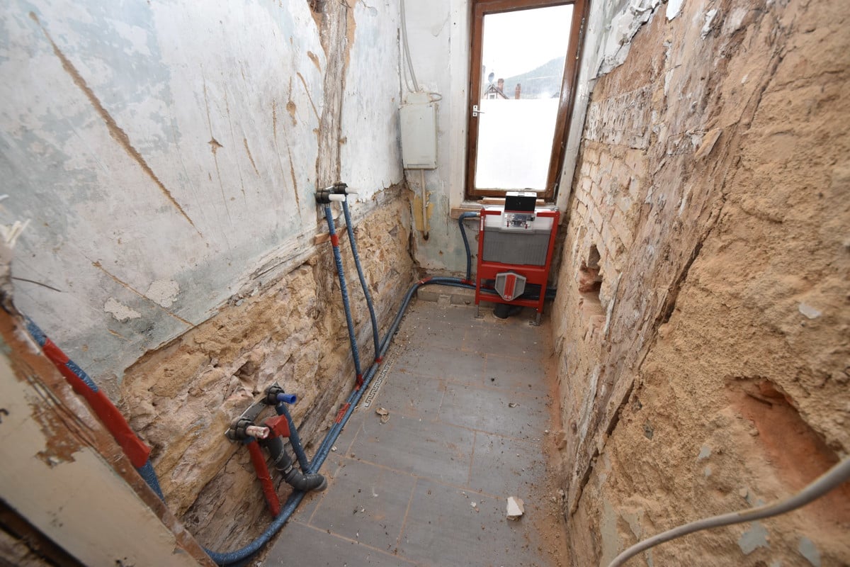 Duschbad mit neuen Installationen234