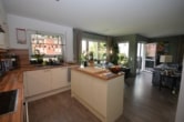 DIETZ: Neuwertige 4-Zimmer-Wohnung mit Balkon, Kaminofen, TG-Stellplatz - Am Fechenheimer Wald! - Offene Küche