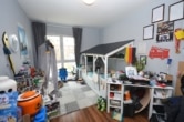 DIETZ: Neuwertige 4-Zimmer-Wohnung mit Balkon, Kaminofen, TG-Stellplatz - Am Fechenheimer Wald! - Schlafzimmer 2 von 3