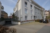 DIETZ: Neuwertige 4-Zimmer-Wohnung mit Balkon, Kaminofen, TG-Stellplatz - Am Fechenheimer Wald! - Tiefgarageneinfahrt