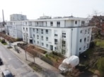 DIETZ: Neuwertige 4-Zimmer-Wohnung mit Balkon, Kaminofen, TG-Stellplatz - Am Fechenheimer Wald! - Top geplegtes Mehrfamilienhaus