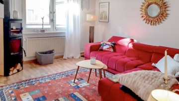 DIETZ: 1-2 Familienhaus in Urberach – modernisiert! - Wohnzimmer mit Kaminofen EG (672240)