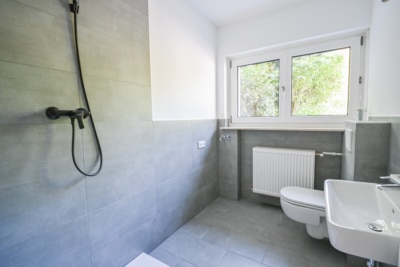 DIETZ: Terrassenwohnung im energetisch sanierten 7-Familienhaus – Nähe Godelsberg und Waldrand! - Tageslichtbadezimmer mit Dusche (702794)