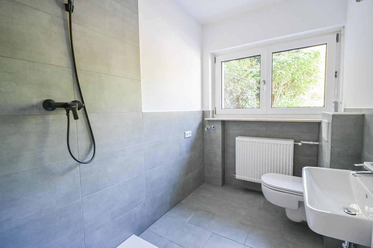 Tageslichtbadezimmer mit Dusche