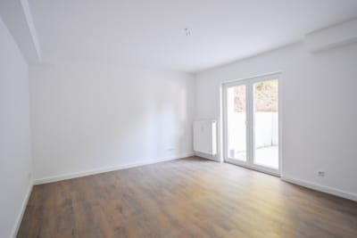 DIETZ: Terrassenwohnung im energetisch sanierten 7-Familienhaus – Nähe Godelsberg und Waldrand! - Wohn- und Esszimmer mit Küchenbereich (702789)