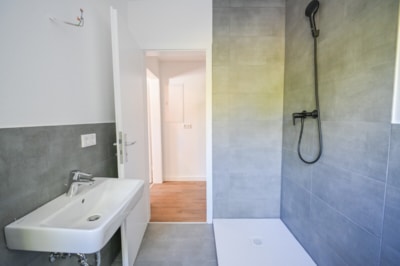 DIETZ: Terrassenwohnung im energetisch sanierten 7-Familienhaus – Nähe Godelsberg und Waldrand! - Tageslichtbadezimmer mit Dusche (702795)