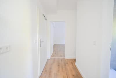DIETZ: Terrassenwohnung im energetisch sanierten 7-Familienhaus – Nähe Godelsberg und Waldrand! - Flur (702797)