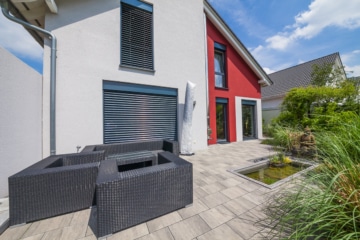 Neuwertiges Einfamilienhaus mit TOP-Ausstattung! Garage, gepflegter Garten in Hergershausen! - Terrasse (642827)