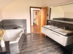 Tageslicht Badezimmer DG - Neuwertiges Einfamilienhaus mit TOP-Ausstattung! Garage, gepflegter Garten in Hergershausen!