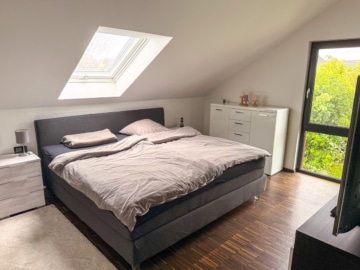Neuwertiges Einfamilienhaus mit TOP-Ausstattung! Garage, gepflegter Garten in Hergershausen! - Schlafzimmer 1 von 2 DG (642810)