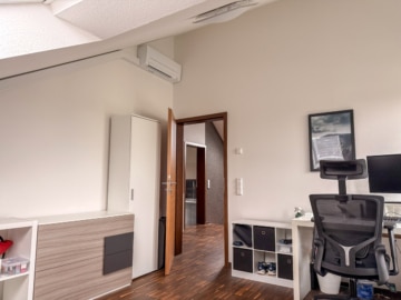 Neuwertiges Einfamilienhaus mit TOP-Ausstattung! Garage, gepflegter Garten in Hergershausen! - Schlafzimmer 2 von 2 DG (642813)