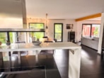 Offener Wohn- und Essbereich mit Theke EG - Neuwertiges Einfamilienhaus mit TOP-Ausstattung! Garage, gepflegter Garten in Hergershausen!