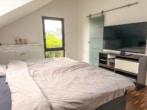 Schlafzimmer 1 von 2 DG - Neuwertiges Einfamilienhaus mit TOP-Ausstattung! Garage, gepflegter Garten in Hergershausen!