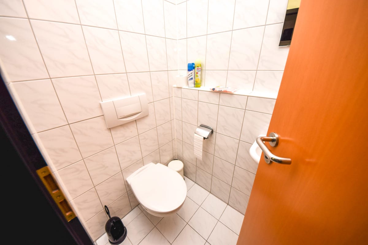 2 - Sanitäranlage Damen Herren WCs
