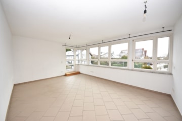 DIETZ: Gut ausgerüstete Wohnung mit Einbauküche, Balkon, Fußbodenh., Wanne + Dusche in ruhiger Lage! - Wohnzimmer (656385)