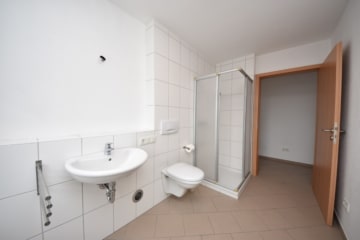 DIETZ: Gut ausgerüstete Wohnung mit Einbauküche, Balkon, Fußbodenh., Wanne + Dusche in ruhiger Lage! - Tageslichtbad (656392)