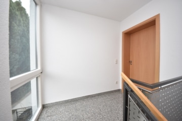 DIETZ: Gut ausgerüstete Wohnung mit Einbauküche, Balkon, Fußbodenh., Wanne + Dusche in ruhiger Lage! - Wohnungseingang (656397)