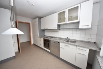 DIETZ: Gut ausgerüstete Wohnung mit Einbauküche, Balkon, Fußbodenh., Wanne + Dusche in ruhiger Lage! - Einbauküche inklusive (656389)